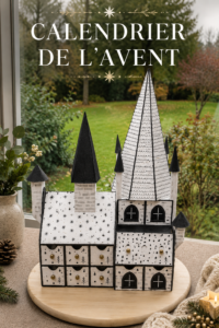 Calendrier de l'Avent fait main décoré avec des éléments festifs et colorés.
