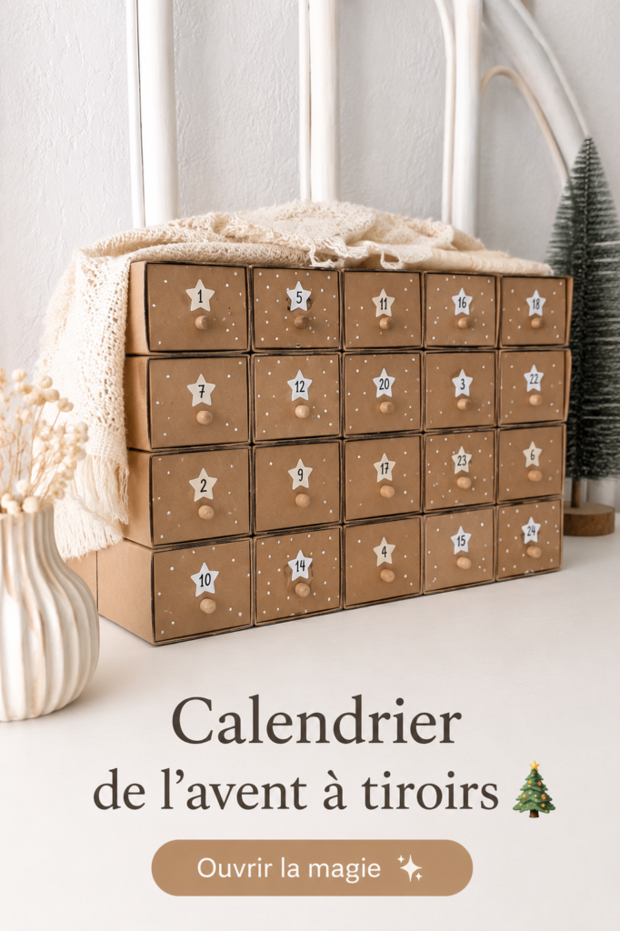 Calendrier de l'avent à tiroirs rempli de petites surprises colorées pour Noël