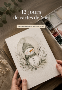 Cartes de Noël faites main sur une table décorée