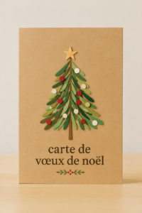 Cartes de vœux de Noël créées à la main sur une table artisanale