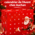 Calendrier de l’Avent Coca-Cola affiché en magasin avec des bouteilles emblématiques.