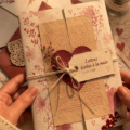 Une main écrivant une lettre manuscrite avec soin sur une belle feuille.