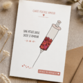 Création d'une carte postale d'amour en cours avec des fournitures artistiques