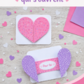 Carte en forme de coeur qui s'ouvre, décorée de motifs colorés et de messages doux.