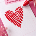 Femme heureuse offrant un cadeau à son partenaire