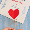 Une belle carte cadeau personnalisée sur une table avec des décorations