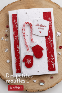 Petites moufles en laine colorées posées sur une table en bois.